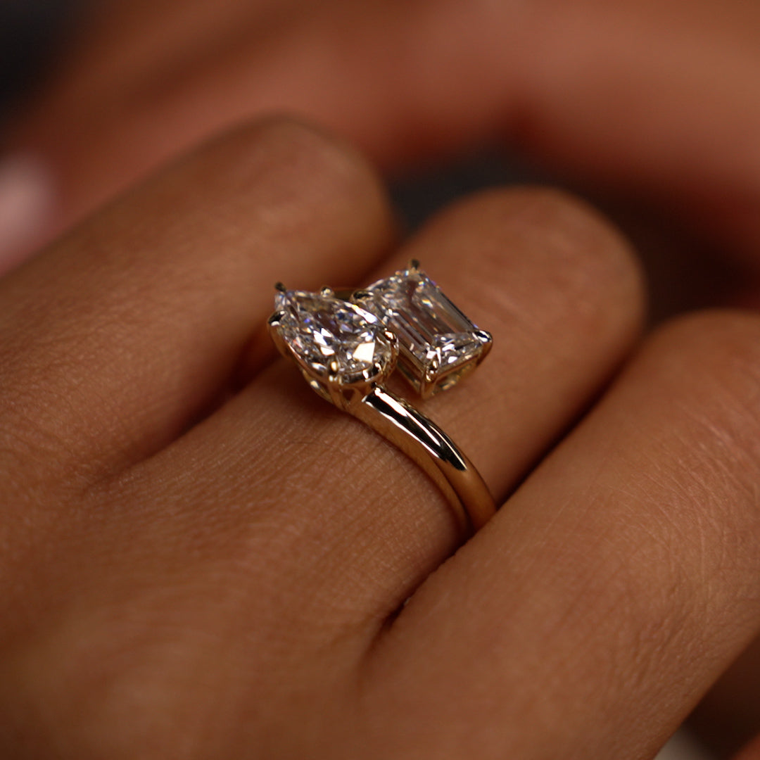 Toi et Moi Emerald And Pear Shape Sleek Design Diamond Ring